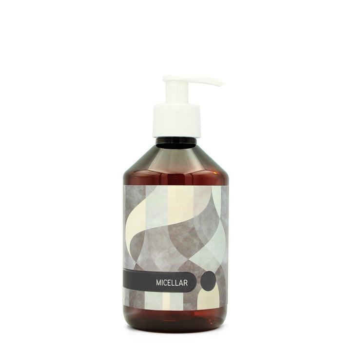 BY MONO plniteľná fľaštička „Abstract“ – micelárna voda, 250 ml, biela pumpička