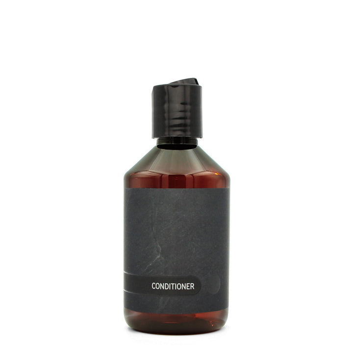 BY MONO plniteľná fľaštička „Black Slate“ – kondicionér, 250 ml, čierny disc-top uzáver