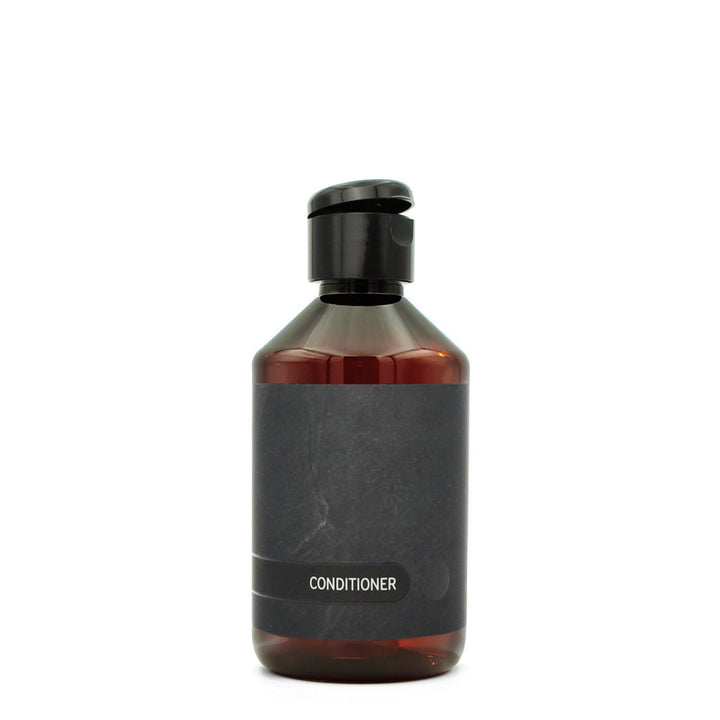 BY MONO plniteľná fľaštička „Black Slate“ – kondicionér, 250 ml, čierny flip-top uzáver