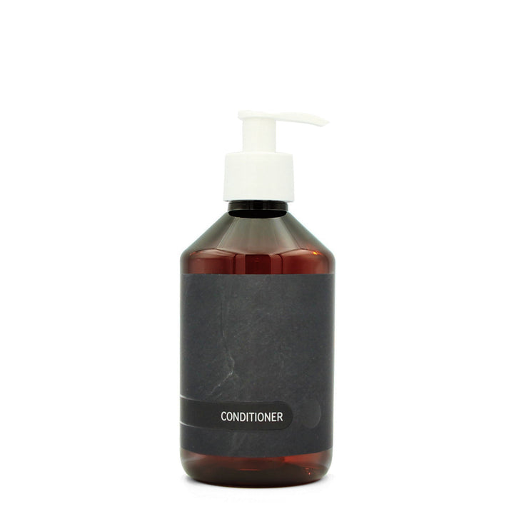 BY MONO plniteľná fľaštička „Black Slate“ – kondicionér, 250 ml, biela pumpička