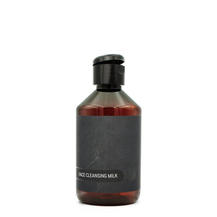 BY MONO plniteľná fľaštička „Black Slate“ – pleťové čistiace mlieko, 250 ml, čierny flip-top uzáver