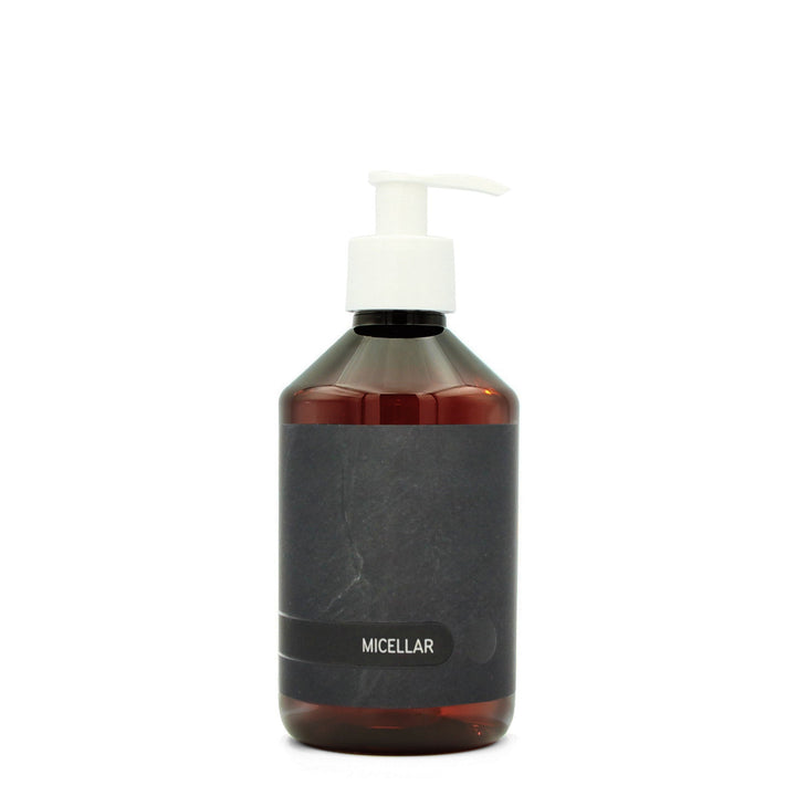 BY MONO plnitelná lahvička „Black Slate“ – micelární voda, 250 ml, bílá pumpička