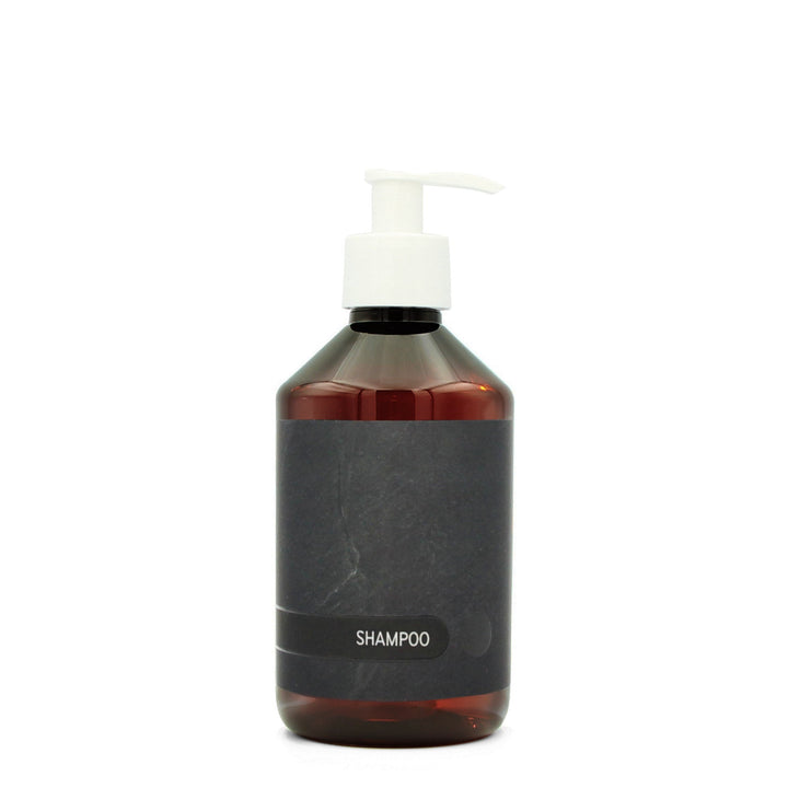 BY MONO plniteľná fľaštička „Black Slate“ – šampón, 250 ml, biela pumpička