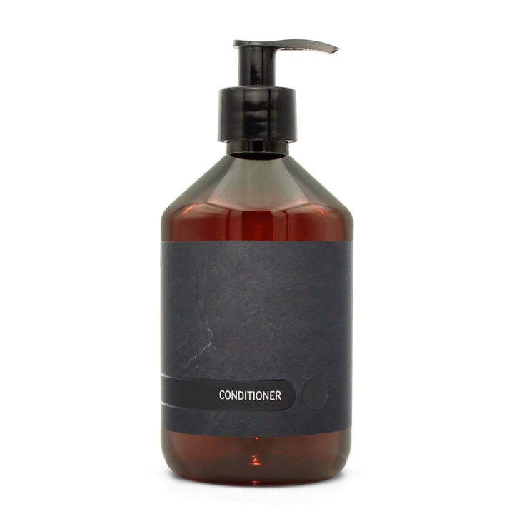 BY MONO plniteľná fľaštička „Black Slate“ – kondicionér, 500 ml, čierna pumpička