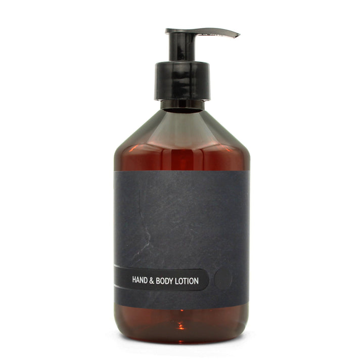 BY MONO plniteľná fľaštička „Black Slate“ – mlieko na ruky a telo, 500 ml, čierna pumpička
