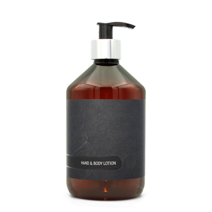 BY MONO plniteľná fľaštička „Black Slate“ – mlieko na ruky a telo, 500 ml, strieborná pumpička