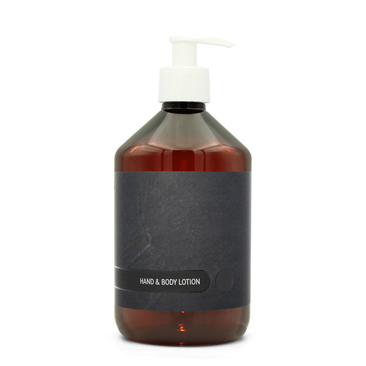 BY MONO plniteľná fľaštička „Black Slate“ – mlieko na ruky a telo, 500 ml, biela pumpička