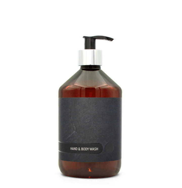BY MONO plniteľná fľaštička „Black Slate“ — umývací gél na ruky a telo, 500 ml, strieborná pumpička
