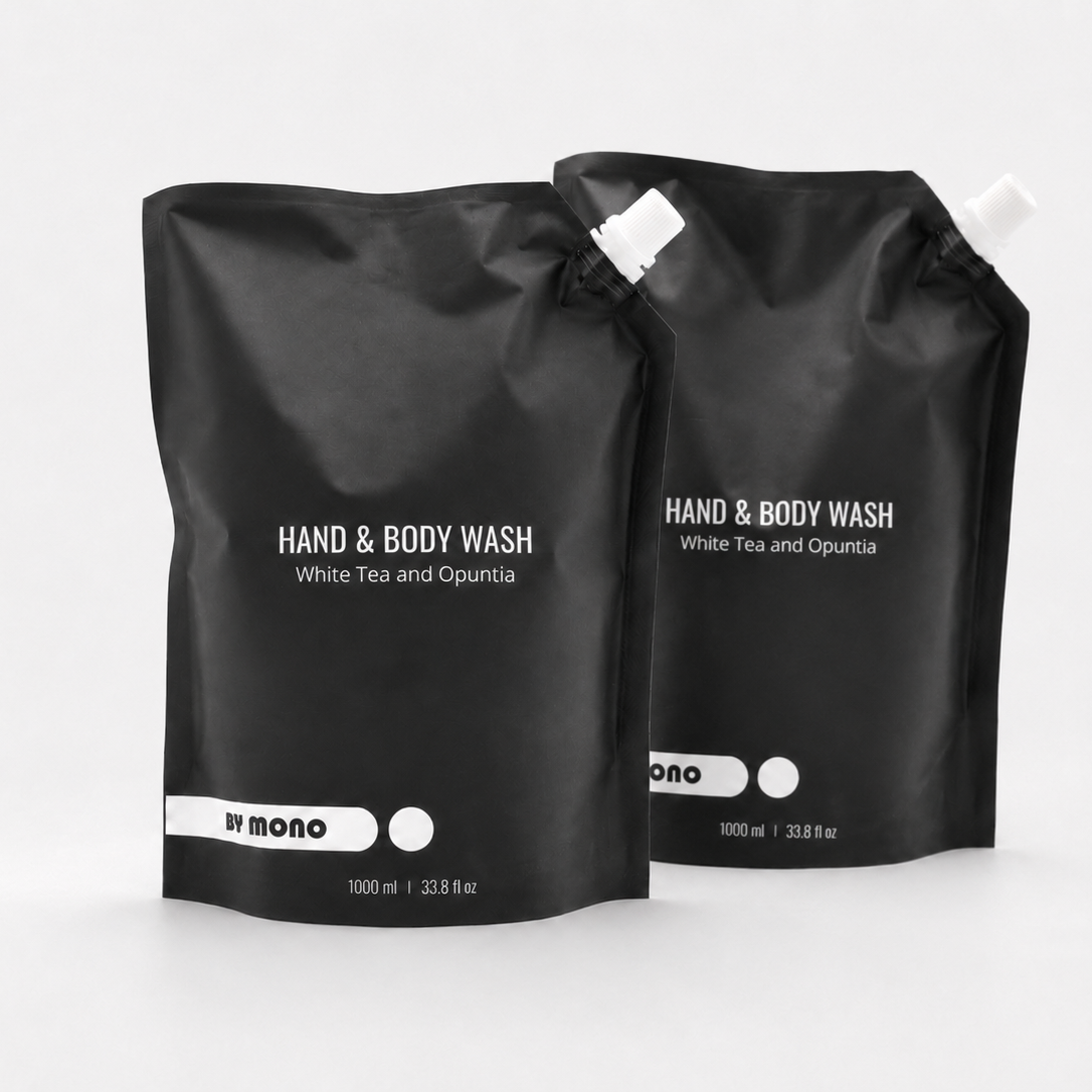 Dve matné čierne refill balenia Hand & Body Wash od BY MONO s vôňou bieleho čaju a opuncie na čistom bielom pozadí.
