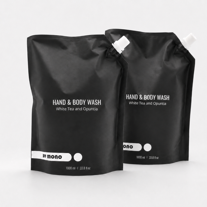 Dve matné čierne refill balenia Hand & Body Wash od BY MONO s vôňou bieleho čaju a opuncie na čistom bielom pozadí.