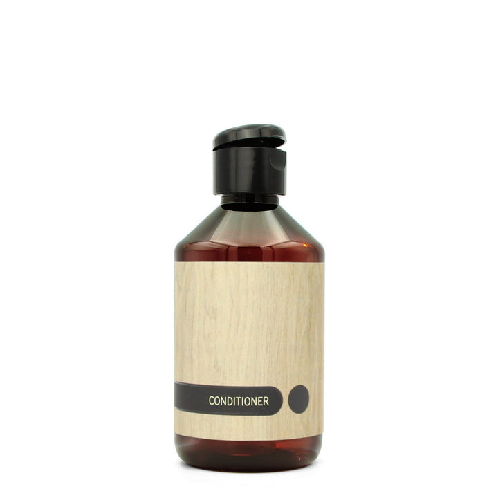 BY MONO plniteľná fľaštička „Oak“ – kondicionér, 250 ml, čierny flip-top uzáver