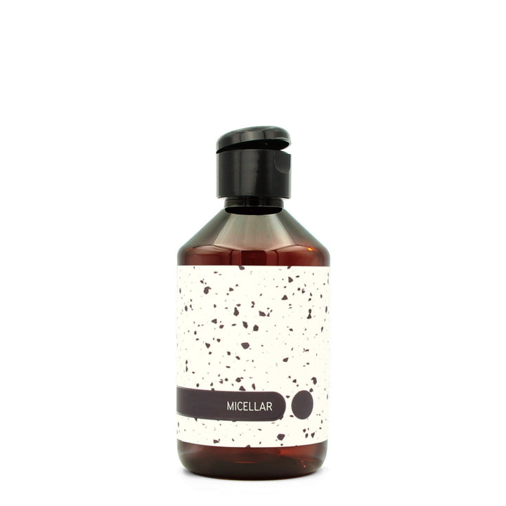 BY MONO plniteľná fľaštička „Terrazzo“ – micelárna voda, 250 ml, čierny flip-top uzáver