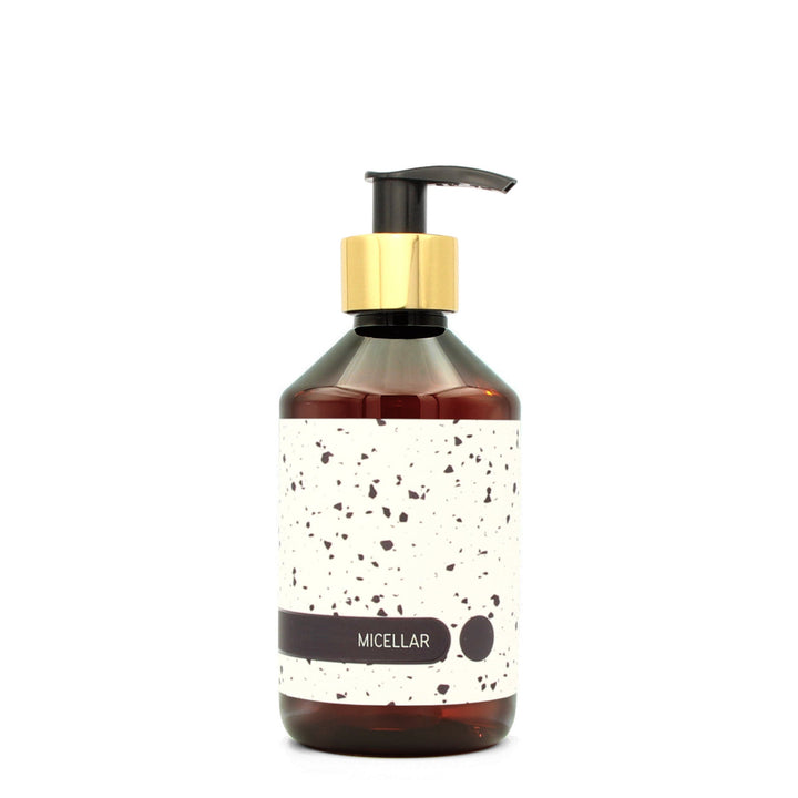 BY MONO plniteľná fľaštička „Terrazzo“ – micelárna voda, 250 ml, zlatá pumpička