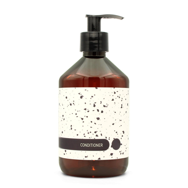 BY MONO plniteľná fľaštička „Terrazzo“ – kondicionér, 500 ml, čierna pumpička