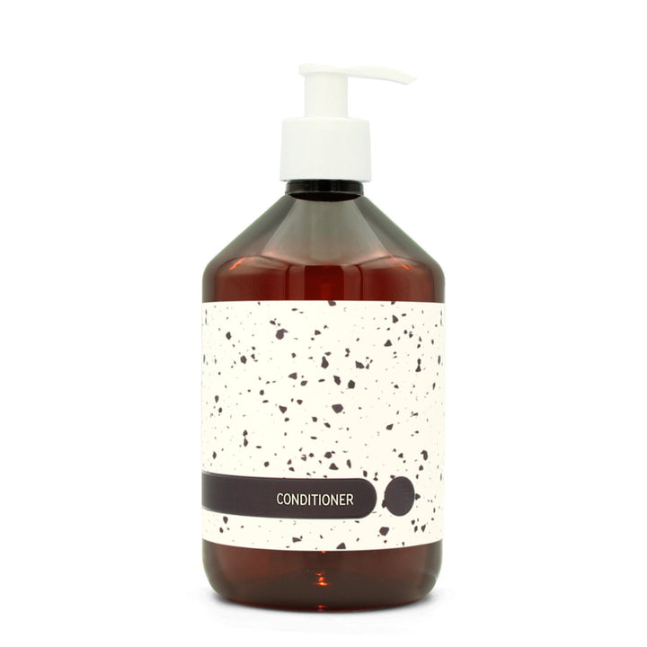 BY MONO plniteľná fľaštička „Terrazzo“ – kondicionér, 500 ml, biela pumpička