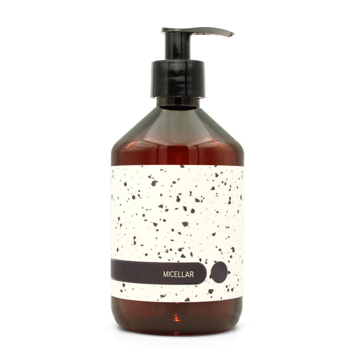 BY MONO plniteľná fľaštička „Terrazzo“ – micelárna voda, 500 ml, čierna pumpička